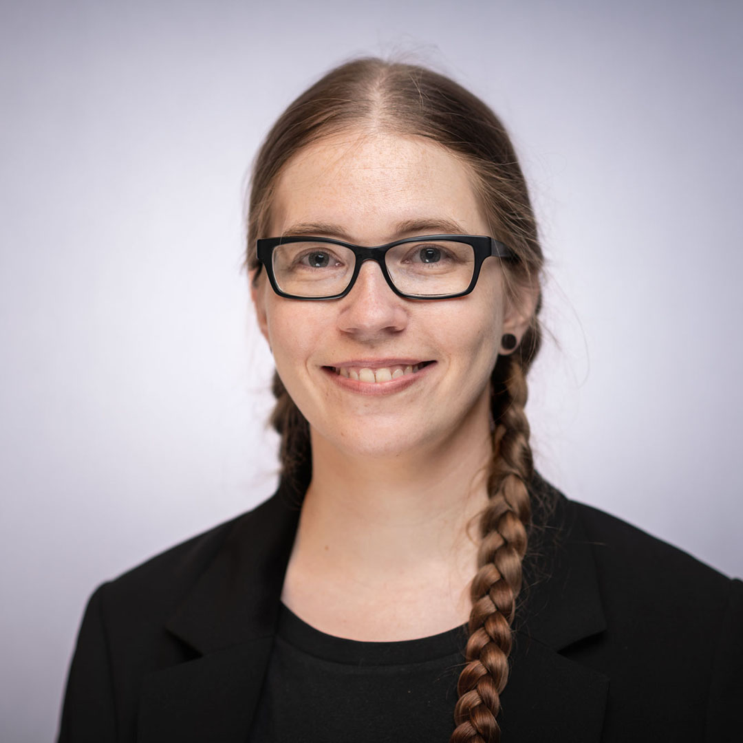 Das Bild zeigt das Portrait von Mitarbeiterin Vanessa Dubberke.