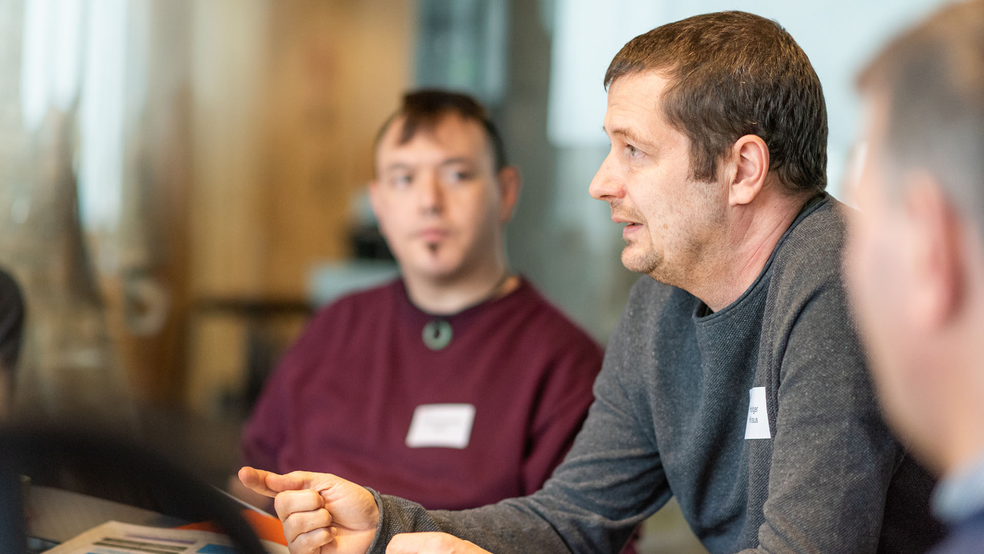 Das Bild wurde im Rahmen der Beiratstagung 2024 von Citizen Conservation aufgenommen und zeigt Teilnehmende im Gespräch.