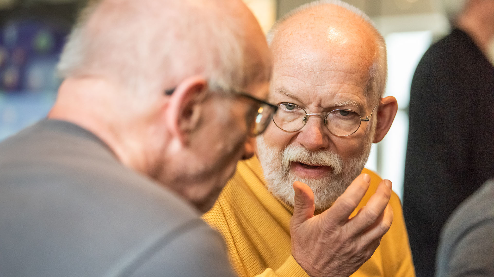 Das Bild wurde im Rahmen der Beiratstagung 2024 von Citizen Conservation aufgenommen und zeigt Teilnehmende im Gespräch.