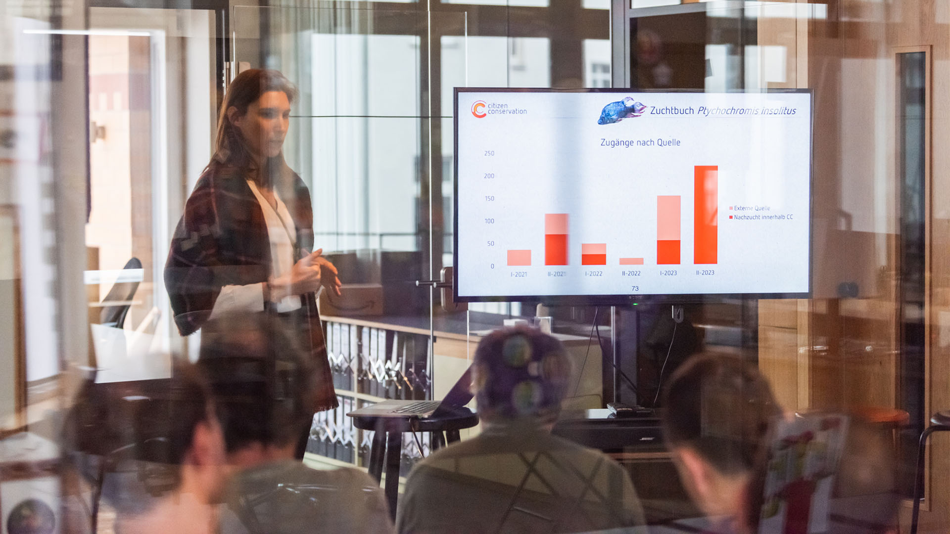 Das Bild wurde im Rahmen der Beiratstagung 2024 von Citizen Conservation aufgenommen und zeigt Fisch-Artmanagerin Tina Nagorzanski bei einem Vortrag.